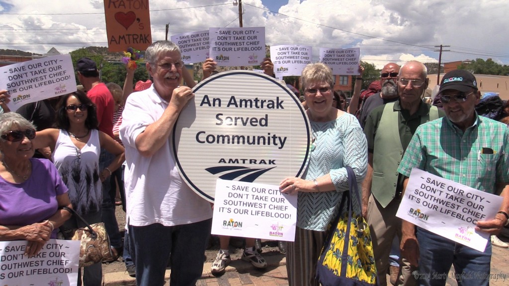Amtrak CEO Joe Boardman presents Raton Mayor Sandra Mantz with an Amtrak sign.