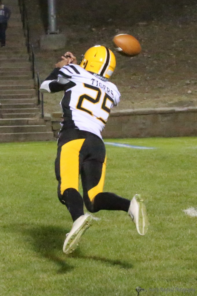 A tough night for the Raton passing game as this ball is just out of the reach of Jonathan Cabrieles