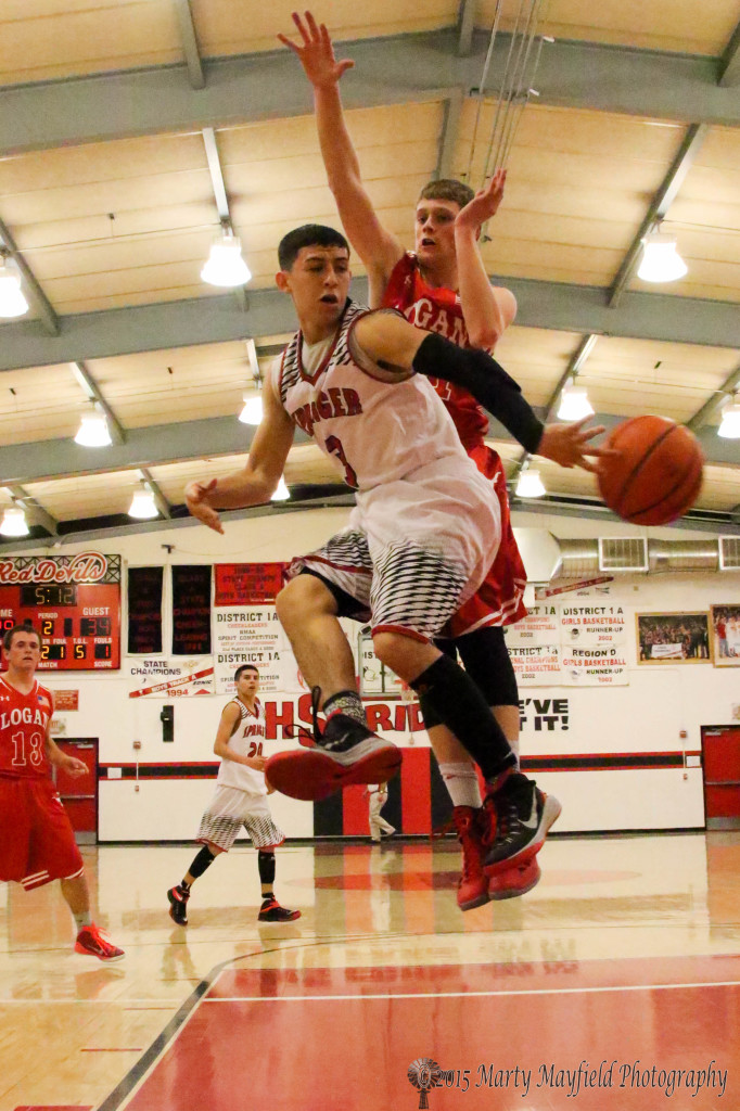 Uriel Urquijo makes a pass to prevent the block by Wesley Gudgell.