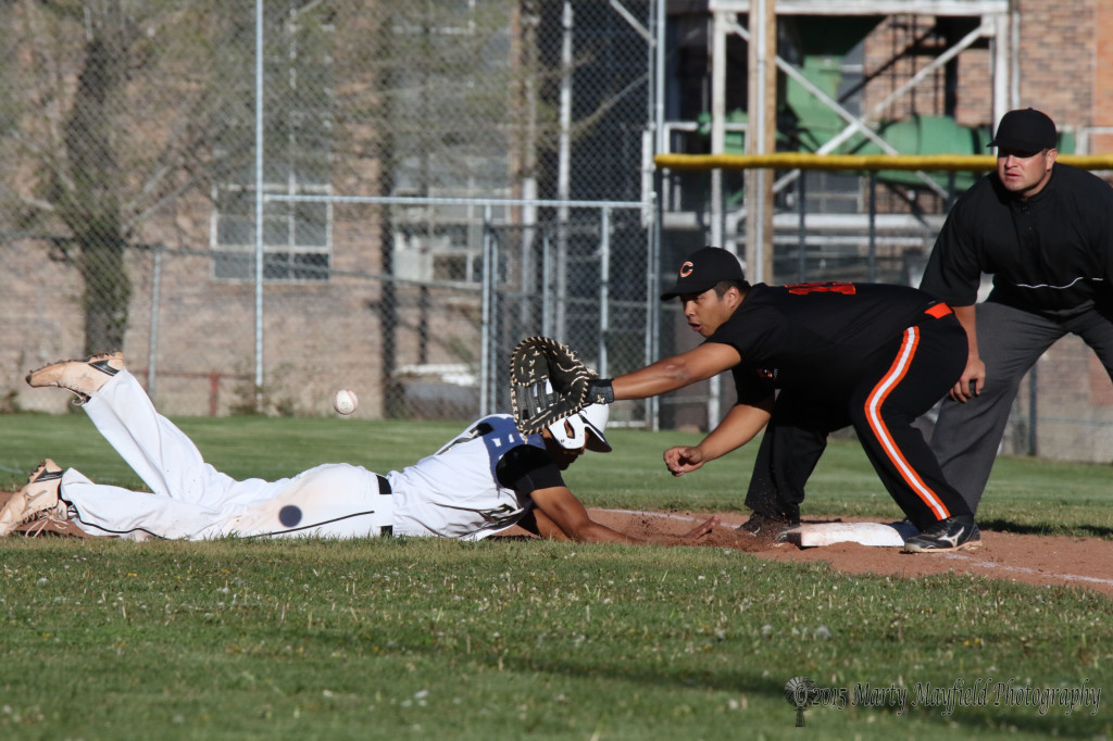Clayton tries for the pick but Yellow Jacket first baseman looses the ball as Jonathan Cabrieles slides in under the throw.