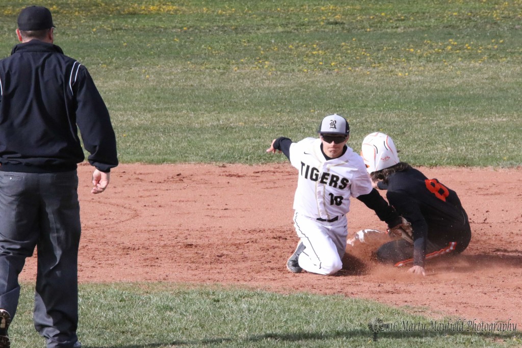 Another close one at second as Damien Martinez reaches in for the tag 