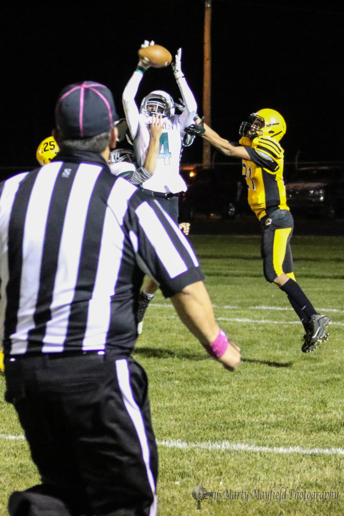 It's a hail mary pass to the end zone for Dustin Segura as Skyler Davis makes the play to end Raton's hopes for a score with only 8-seconds left in the game.
