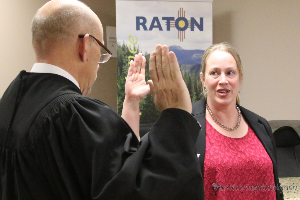 Lori Chatterly receives the Oath of Office from Magistrate Judge Warren Walton Monday evening at City Hall.