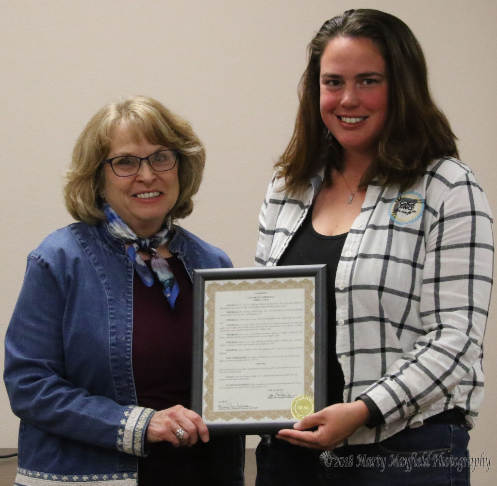 Amanda Benton receives the Arbor Day proclamation from Mayor Pro-Tem Linde Schuster